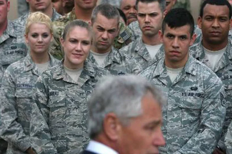 O secretário da Defesa dos Estados Unidos, Chuck Hagel, visita base militar americana em Doha, Catar, em 10 de dezembro de 2013 (AFP)