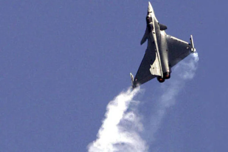Outros aviões de combate Mirage se juntaram aos Rafale franceses (Getty Images)