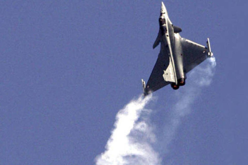 Aviões franceses abrem fogo contra tropas de Kadafi