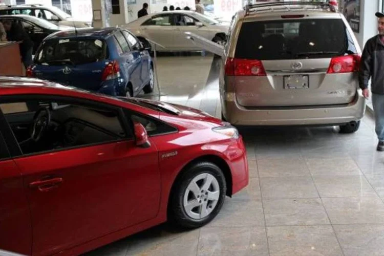 
	Homem observa carros em concession&aacute;ria: Goi&acirc;nia foi a regi&atilde;o do pa&iacute;s onde se registrou maior inten&ccedil;&atilde;o de compra de autom&oacute;veis 0 km.
 (Wikimedia Commons)