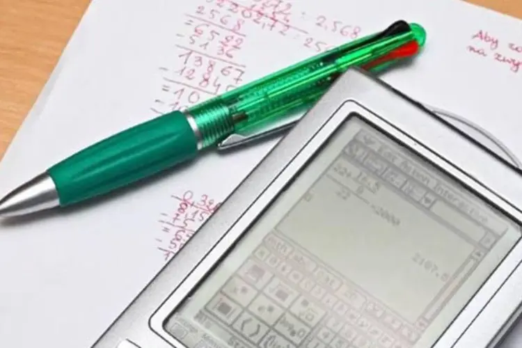 Calculadora e papel com anotações (Wikimedia Commons)