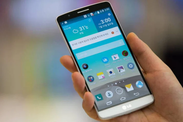 Celular: valor das multas variam conforme a estratégia da operadora (SeongJoon Cho/Bloomberg)