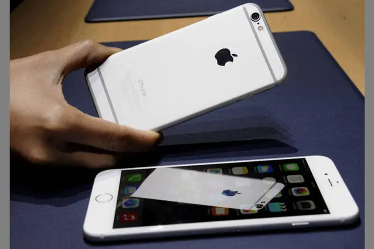 
	Atendente mostra o novo iPhone 6 e o iPhone 6 Plus, da Apple
 (David Paul Morris/Bloomberg)