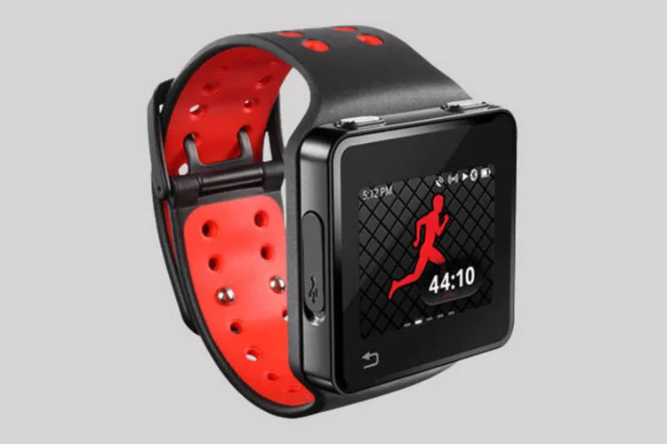 O novo dispositivo da Motorola combina MP3 player, monitor esportivo e GPS (Divulgação)
