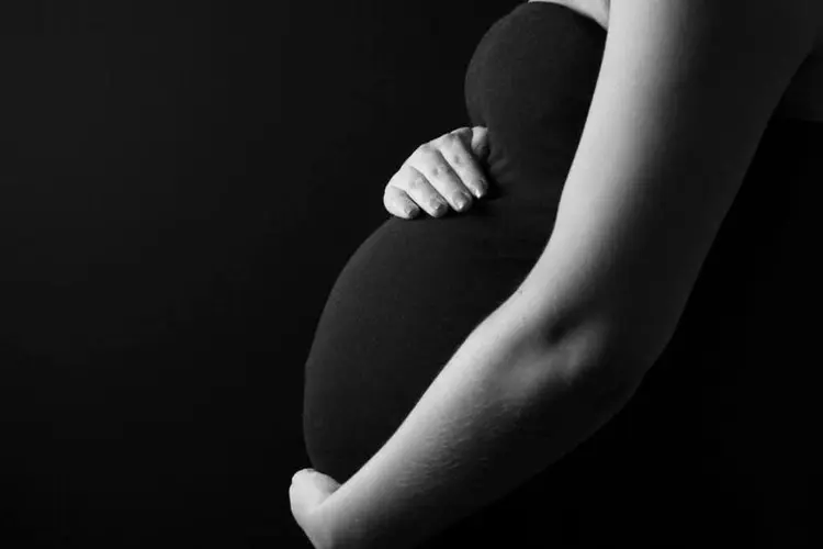 Silhueta de mulher grávida em branco e preto (ThinkStock)