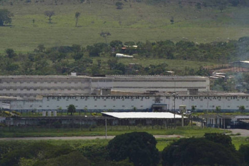 Em Brasília, 900 presos esperam vaga no semiaberto