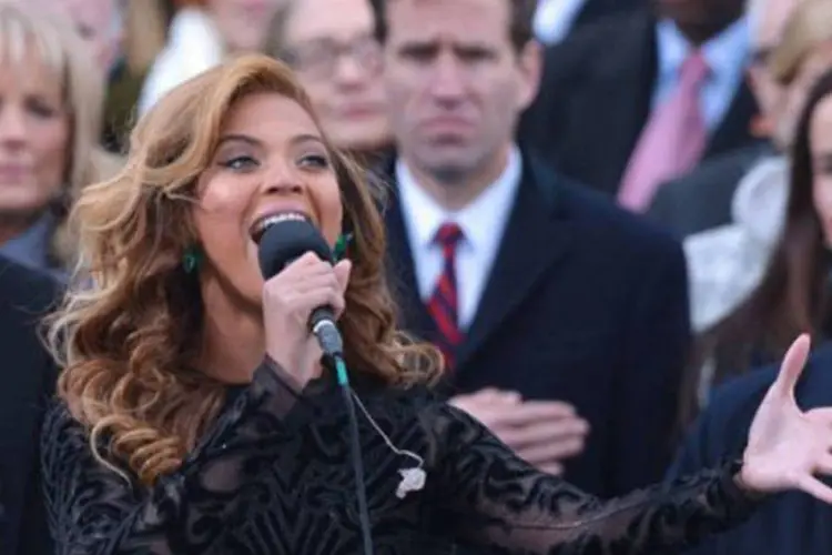 
	Beyonc&eacute; canta o hino nacional americano na posse de Obama em Washington, DC em21 de janeiro de 2013
 (Jewel Samad/AFP)