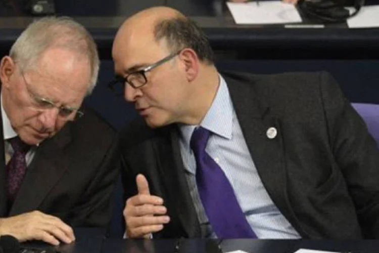 
	Os ministros das Finan&ccedil;as franc&ecirc;s Pierre Moscovici (D) e alem&atilde;o Wolfgang Schauble em Berlim
 (Odd Andersen/AFP)