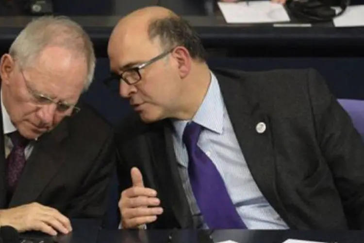 
	Os ministros das Finan&ccedil;as franc&ecirc;s Pierre Moscovici (D) e alem&atilde;o Wolfgang Schauble: a medida procura frear a especula&ccedil;&atilde;o e evitar uma nova crise do setor financeiro
 (Odd Andersen/AFP)