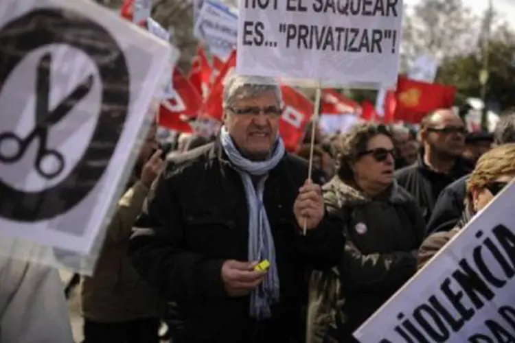 
	Milhares de pessoas marcham na Espanha para protestar contra o desemprego e a austeridade e exigir reformas pol&iacute;ticas
 (AFP)
