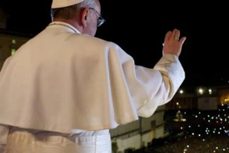 
	Papa Francisco acena para fi&eacute;is na Cidade do Vaticano: a imagem escolhida para homenagear Francisco foi o momento em que ele saudou os fi&eacute;is do balc&atilde;o da Bas&iacute;lica de S&atilde;o Pedro
 (AFP)