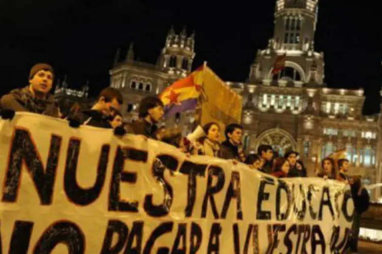 Madri: Marcha de estudantes atravessou o centro da cidade, em frente ao Ministério da Educação. (AFP)