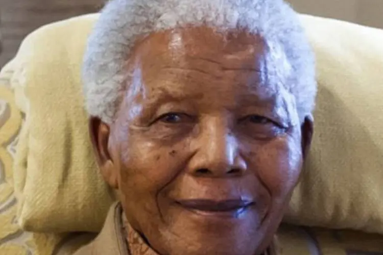 
	O ex-presidente sul-africano Nelson Mandela:&nbsp;&quot;nosso venerado presidente Nelson Mandela continua respondendo ao tratamento&quot;, disse Jacob Zuma
 (Clinton Foundation/AFP)