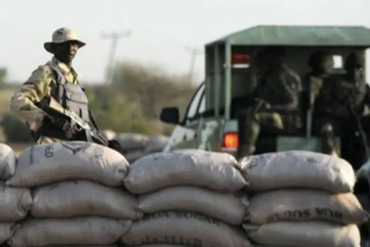 
	Ex&eacute;rcito nigeriano se prepara para ofensiva contra rebeldes: for&ccedil;as est&atilde;o tentando recuperar o territ&oacute;rio controlado por insurgentes isl&acirc;micos cada vez mais bem armados do Boko Haram
 (AFP/Arquivo)