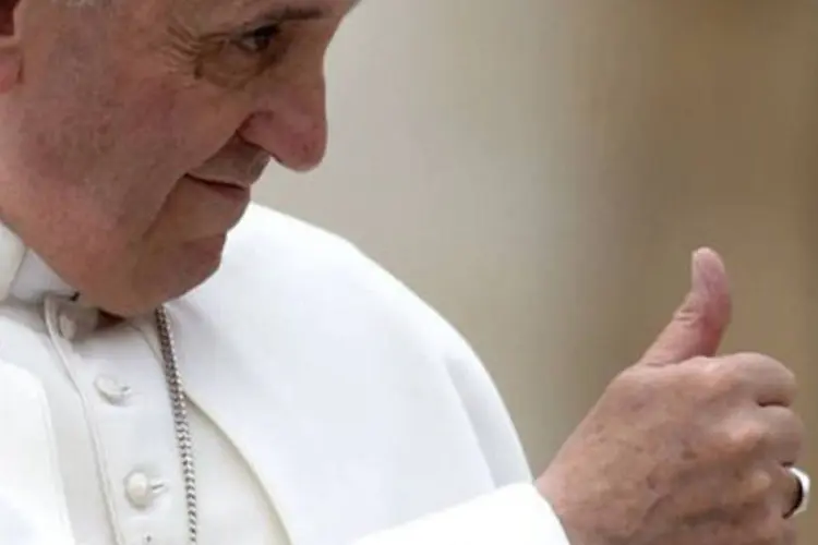 Papa Francisco: com um estilo austero, Francisco se distanciou em palavras, atos e até na vestimenta de seu antecessor, Bento XVI (Filippo Monteforte/AFP)