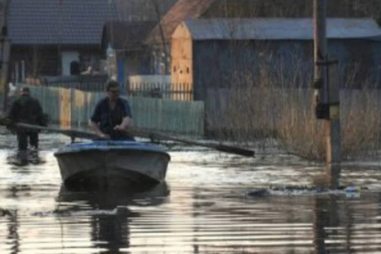 
	Inunda&ccedil;&otilde;es na R&uacute;ssia: o n&iacute;vel do rio Amur seguir&aacute; crescendo at&eacute; alcan&ccedil;ar cerca de oito metros em Jabarovsk, uma cidade de 60.000 habitantes, indicou o Minist&eacute;rio das Situa&ccedil;&otilde;es de Emerg&ecirc;ncia
 (AFP / Files)