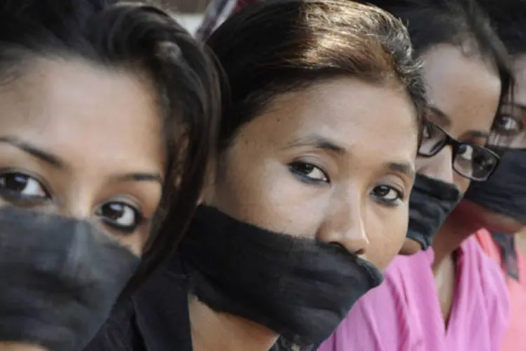 
	Mulheres protestam contra estupro na &Iacute;ndia: 1 entre 14 mulheres no mundo j&aacute; sofreu abuso
 (Utpal Baruah/Reuters)