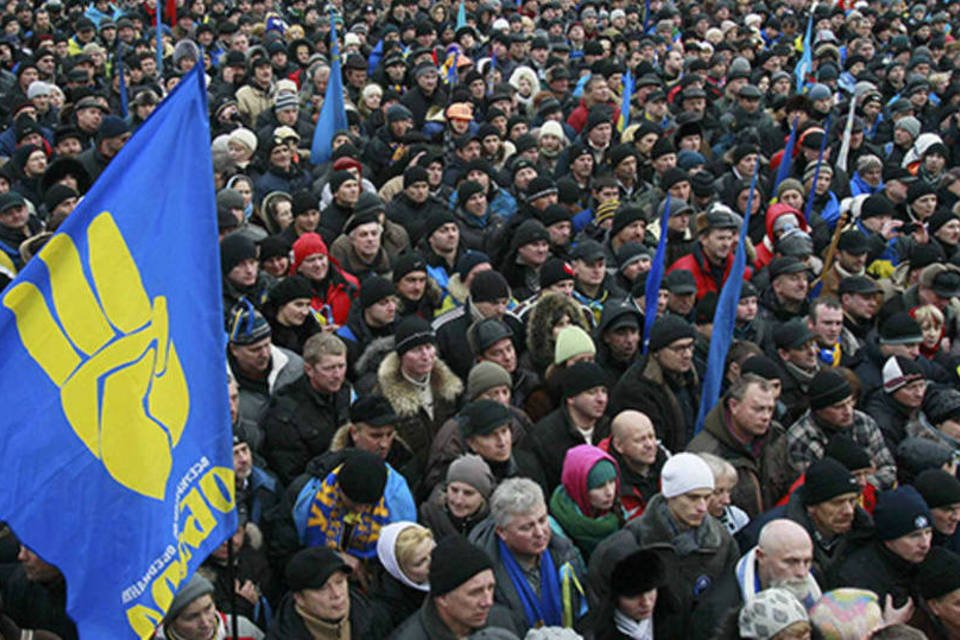Opositores ucranianos atiram contra polícia com catapulta