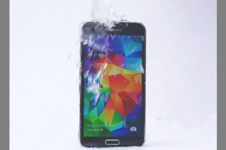 Galaxy s5 toma banho gelado: Samsung não é a primeira marca que adere ao desafio (Reprodução/YouTube)