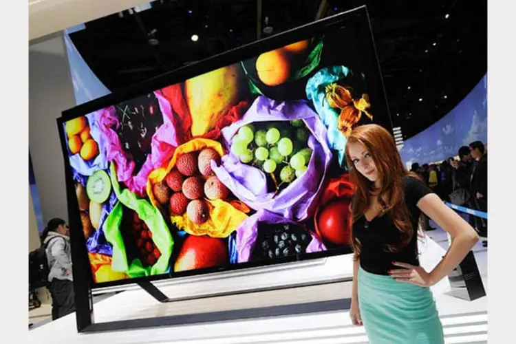 
	Modelo posa com televis&atilde;o OLED da Samsung na feira CES 2013, em Las Vegas
 (David Becker / Getty Images)