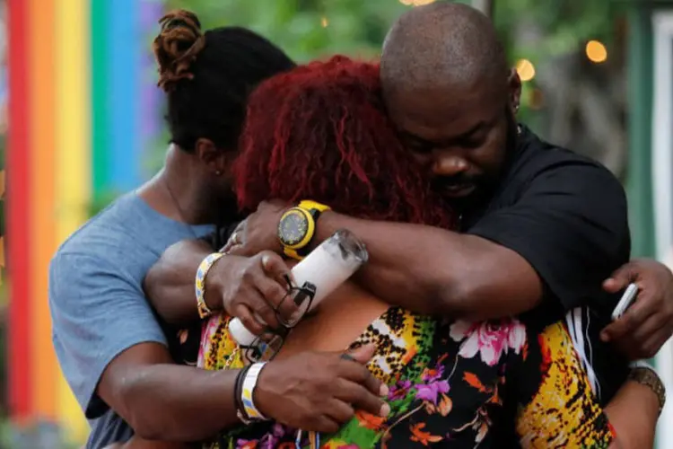 Pessoas se abraçam em vigília pelas vítimas do massacre em Orlando. 16/06/2016 (Jim Young / Reuters)