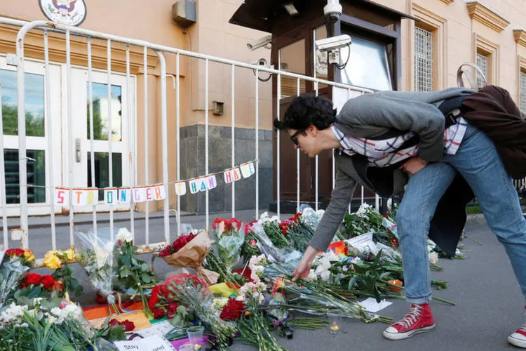 
	Homenagem para as v&iacute;timas de massacre em boate gay: de dentro da boate gay, Omar Mateen disse a negociadores para falar para os EUA pararem de bombardear a S&iacute;ria e o Iraque
 (Maxim Zmeyev / Reuters)