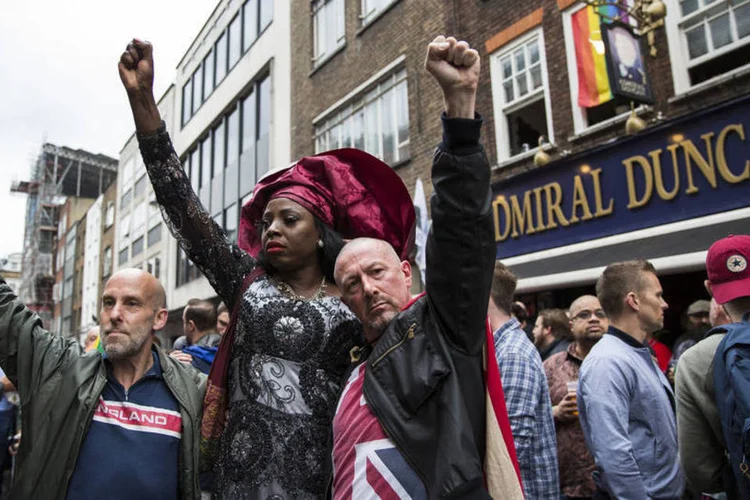 
	Londres: &quot;&Eacute; prov&aacute;vel que mais pessoas saiam para mostrar solidariedade, para demonstrar que n&atilde;o t&ecirc;m medo, e isto &eacute; algo que devemos incentivar&quot;
 (Jack Taylor/Getty Images)