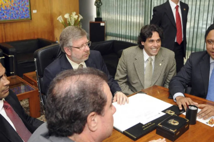 O ministro do Esporte, Orlando Silva (D):  “A Lei Geral tem como objetivo cumprir garantias com as quais o governo se comprometeu" (Wilson Dias/ABr)
