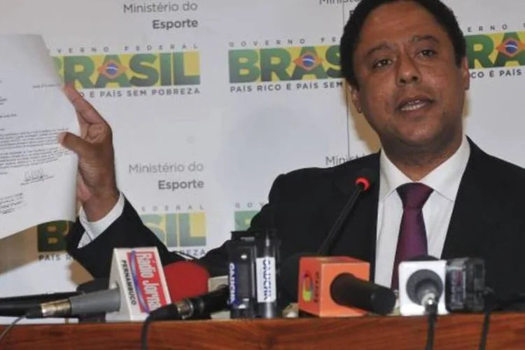 Orlando Silva mostra documento (Valter Campanato/Agência Brasil)