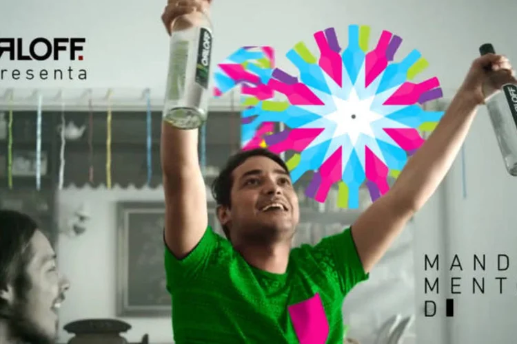 Eduardo Sterblitch em novo comercial da Orloff: campanha com linguagem jovem (Reprodução)