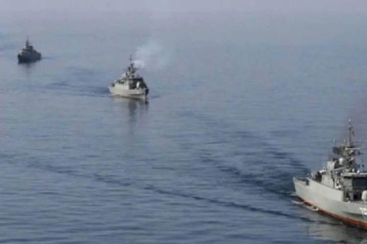 Navios iranianos durante exercícios militares na semana passada no Estreito de Ormuz: Irã ameaça fechar a passagem
 (Ebrahim Noroozi/AFP)