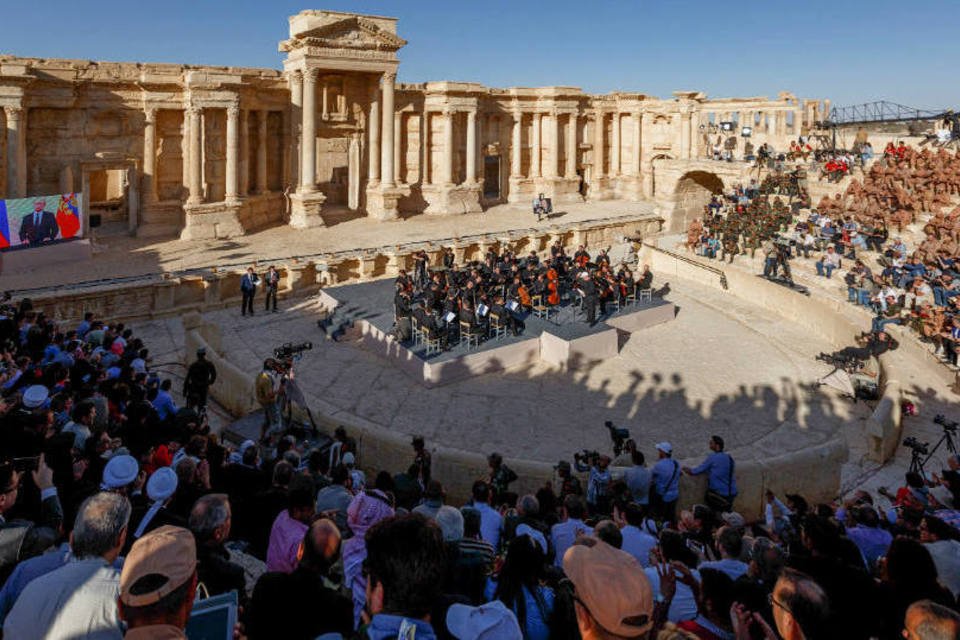 Após EI, orquestra russa faz concerto emocionante em Palmira
