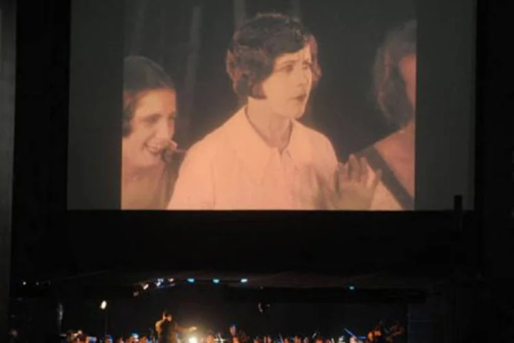 Filme de Hitchcock é exibido na praia de Copacabana: ao som da Orquestra Sinfônica Brasileira Jovem, os espectadores acompanharam o longa restaurado
 (Antonio Scorza/AFP)