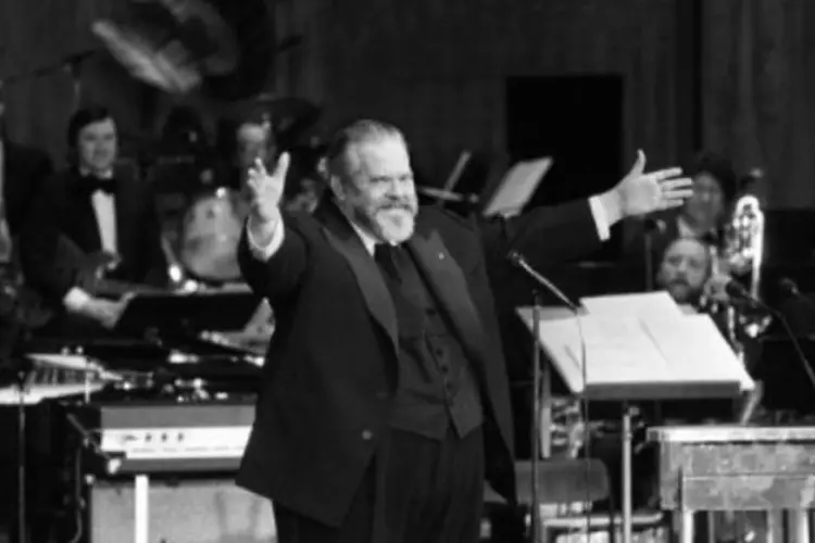 Orson Welles preside a cerimônia de entrega do prêmio César, na sala Pleyel. em Paris (AFP)