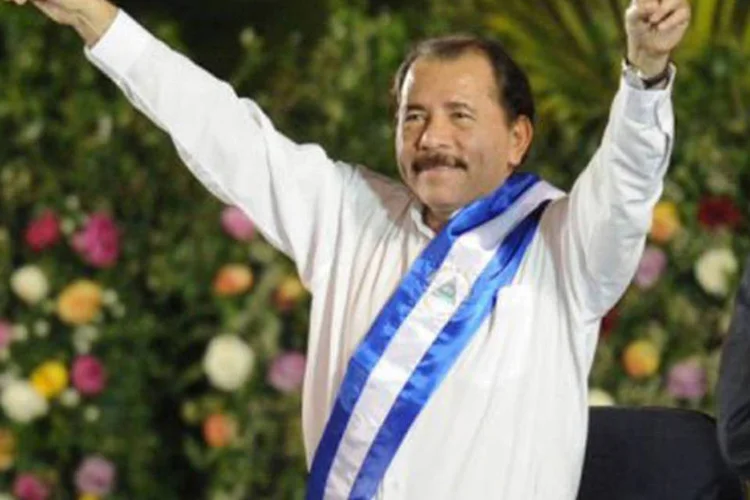 Ortega prestou juramento diante de mais de 8 mil convidados que ocuparam a Praça da Revolução, em Manágua
 (Rodrigo Arangua/AFP)