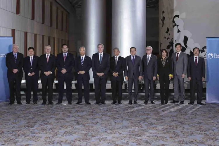 Os 12 ministros de comércio dos países contemplados pelo TPP posam para foto oficial em Atlanta, nos Estados Unidos (REUTERS/USTR Press Office)