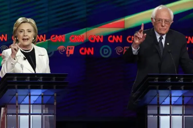 
	Clinton e Sanders: logo na abertura do debate o senador por Vermont questionou a &quot;capacidade de julgamento&quot; de Clinton na hora de tomar decis&otilde;es
 (Lucas Jackson / Reuters)