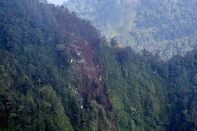 Os destroços foram encontrados a cerca de 1.800 metros de altitude perto de Cijeruk
 (Indonesian Air Force/AFP)