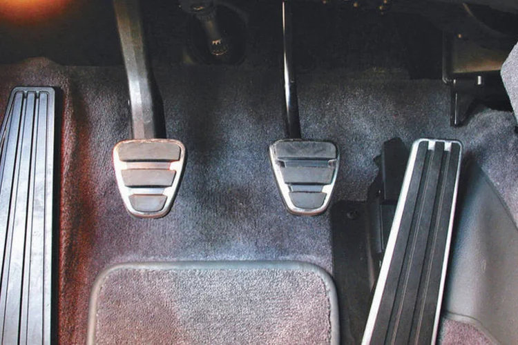
	Os pedais do Porsche Boxster com c&acirc;mbio manual: a embreagem realiza o acoplamento do motor com o c&acirc;mbio
 (Marco de Bari/ Quatro Rodas)