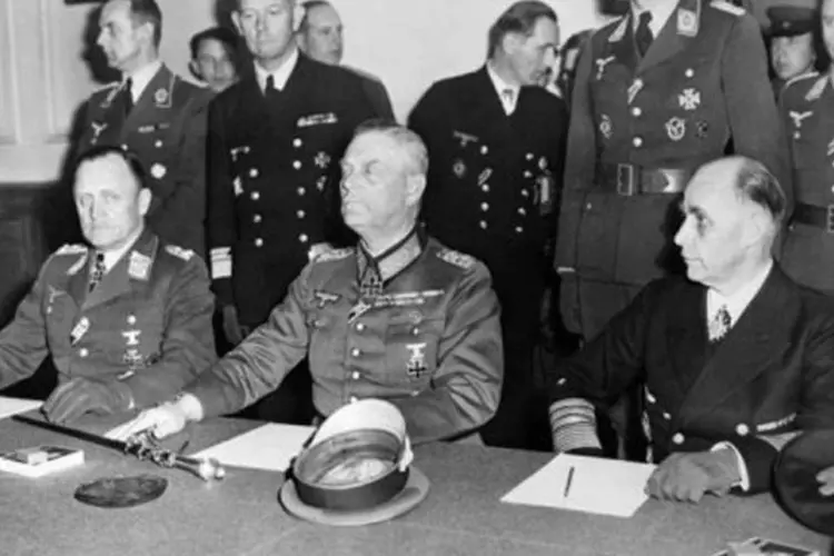 Os principais chefes militares de Hitler assinam o ato de rendição da Alemanha em 7 de maio de 1945 (©AFP / null)