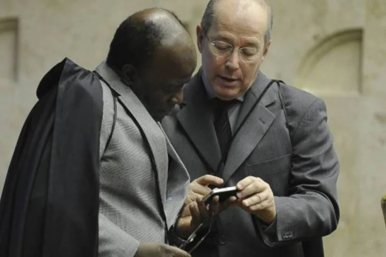 Os ministros do STF Joaquim Barbosa e Celso de Mello olham smartphone no dia 22 de agosto (Fabio Rodrigues Pozzebom/ABr)