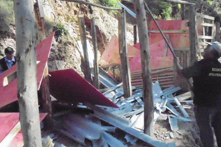 
	Moradores de &aacute;rea invadida reagem &agrave; reintegra&ccedil;&atilde;o de posse em Osasco, na grande S&atilde;o Paulo, em fevereiro
 (Messias Araújo)
