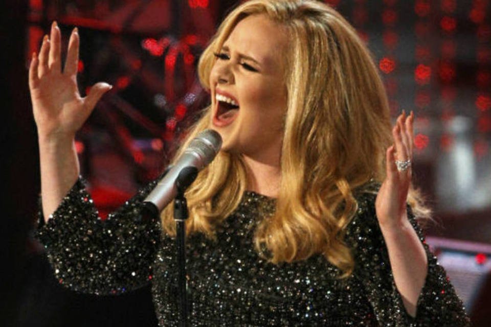 Adele anuncia turnê de shows em 2016, a primeira em 4 anos