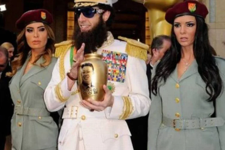 Sacha Baron Cohen exibia uma urna com as supostas cinzas do ditador norte-coreano Kim Jong Il  (Kevork Djansezian/Getty Images/AFP)