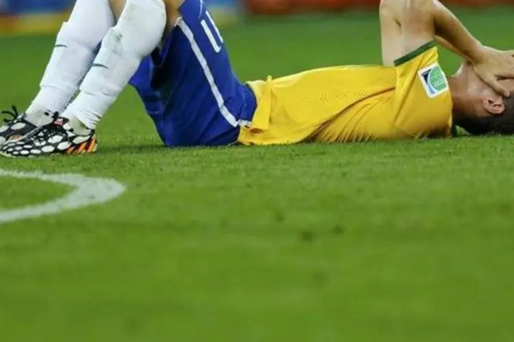 
	Oscar chora no resultado da partida contra a Alemanha
 (Reuters/Ruben Sprich)