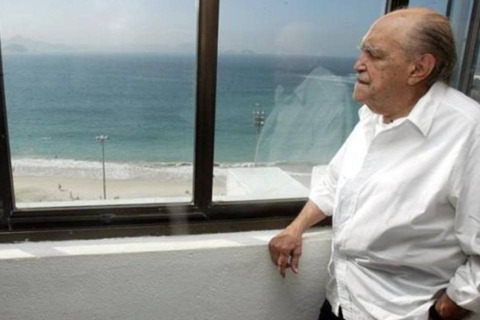 Missa de corpo presente reúne parentes e amigos de Niemeyer