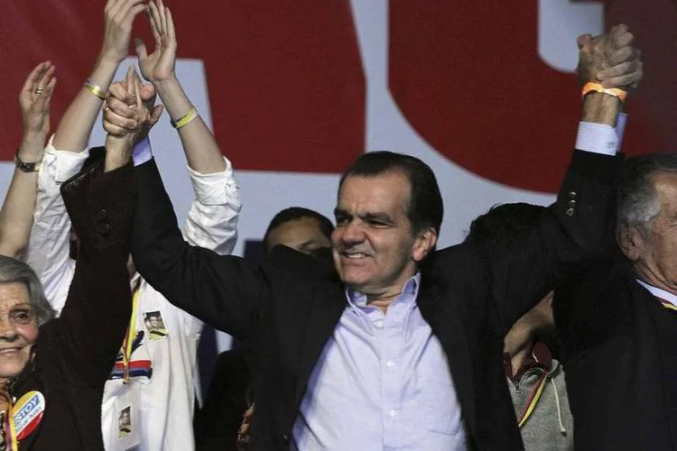 Candidato da oposição, Oscar Ivan Zuluaga comemora com sua mãe, Carina Escobar, sua ida para o segundo turno da eleição presidencial da Colômbia, em Bogotá (Fredy Builes/Reuters)