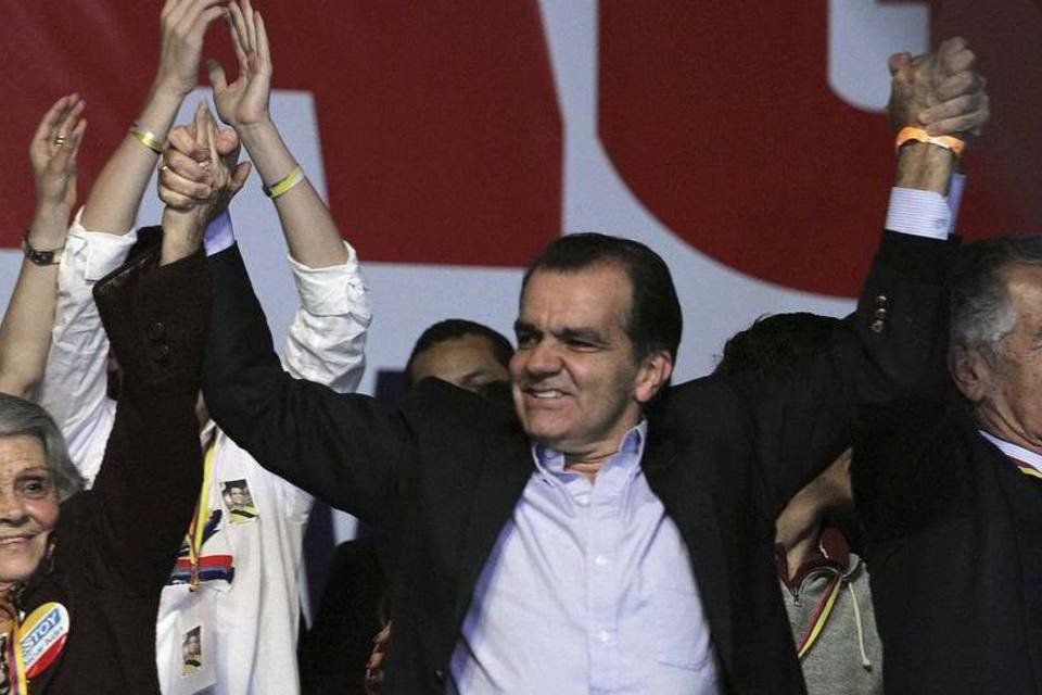 Candidatos da Colômbia buscam alianças para 2º turno