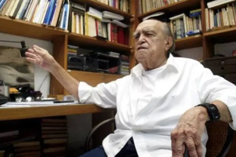
	Foto de arquivo de Oscar Niemeyer em seu escrit&oacute;rio no Rio de Janeiro: o arquiteto foi internado com infec&ccedil;&atilde;o respirat&oacute;ria em maio e voltou ao hospital em outubro
 (Sergio Moraes/Reuters)