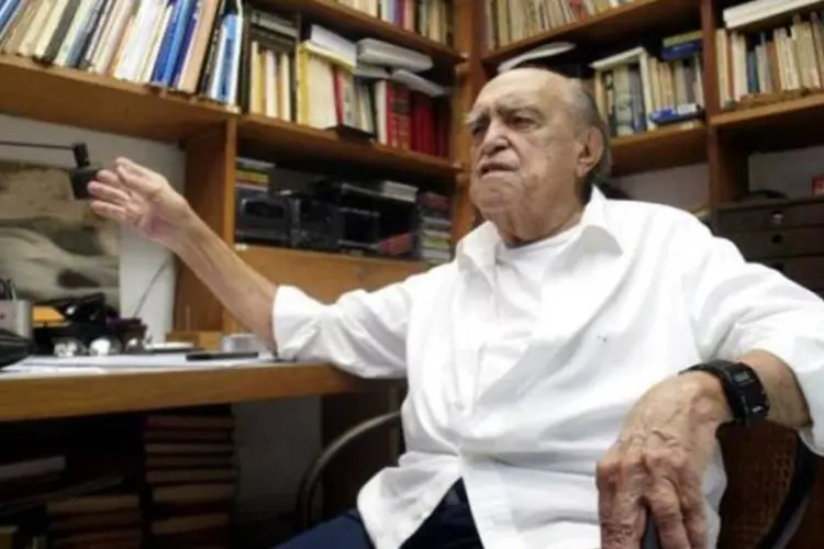 Foto de arquivo do arquiteto Oscar Niemeyer em seu escritório no Rio de Janeiro (Sergio Moraes/Reuters)